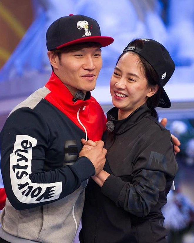 Song Ji Hyo hôn và nói yêu Kim Jong Kook trên sóng truyền hình, showbiz Hàn sắp có thêm cặp đôi mới? - Hình 4