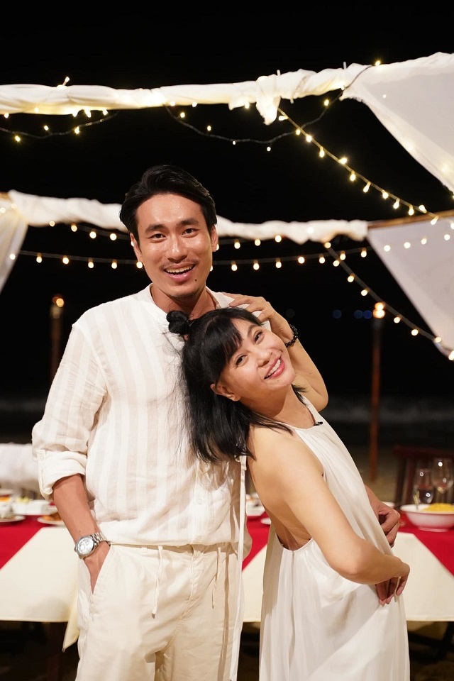 Cát Phượng để lộ nhẫn đính hôn, một chi tiết kỷ niệm tình yêu với Kiều Minh Tuấn cũng bị soi ra - Hình 1