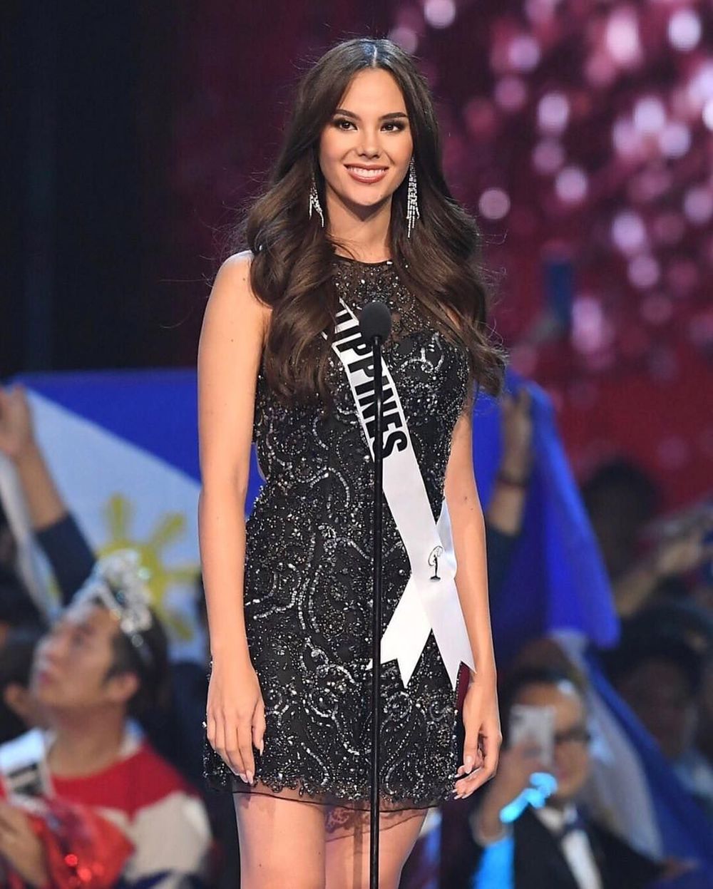 Catriona Gray - Miss Universe bị Á hậu Miss Grand chê bai, chật vật vì bị cong vẹo cột sống - Hình 3