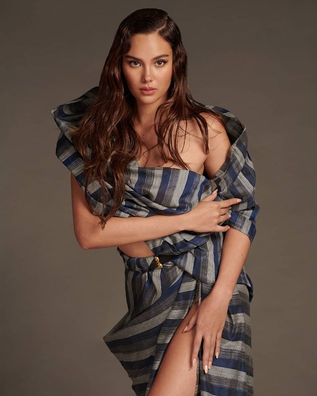 Catriona Gray - Miss Universe bị Á hậu Miss Grand chê bai, chật vật vì bị cong vẹo cột sống - Hình 7