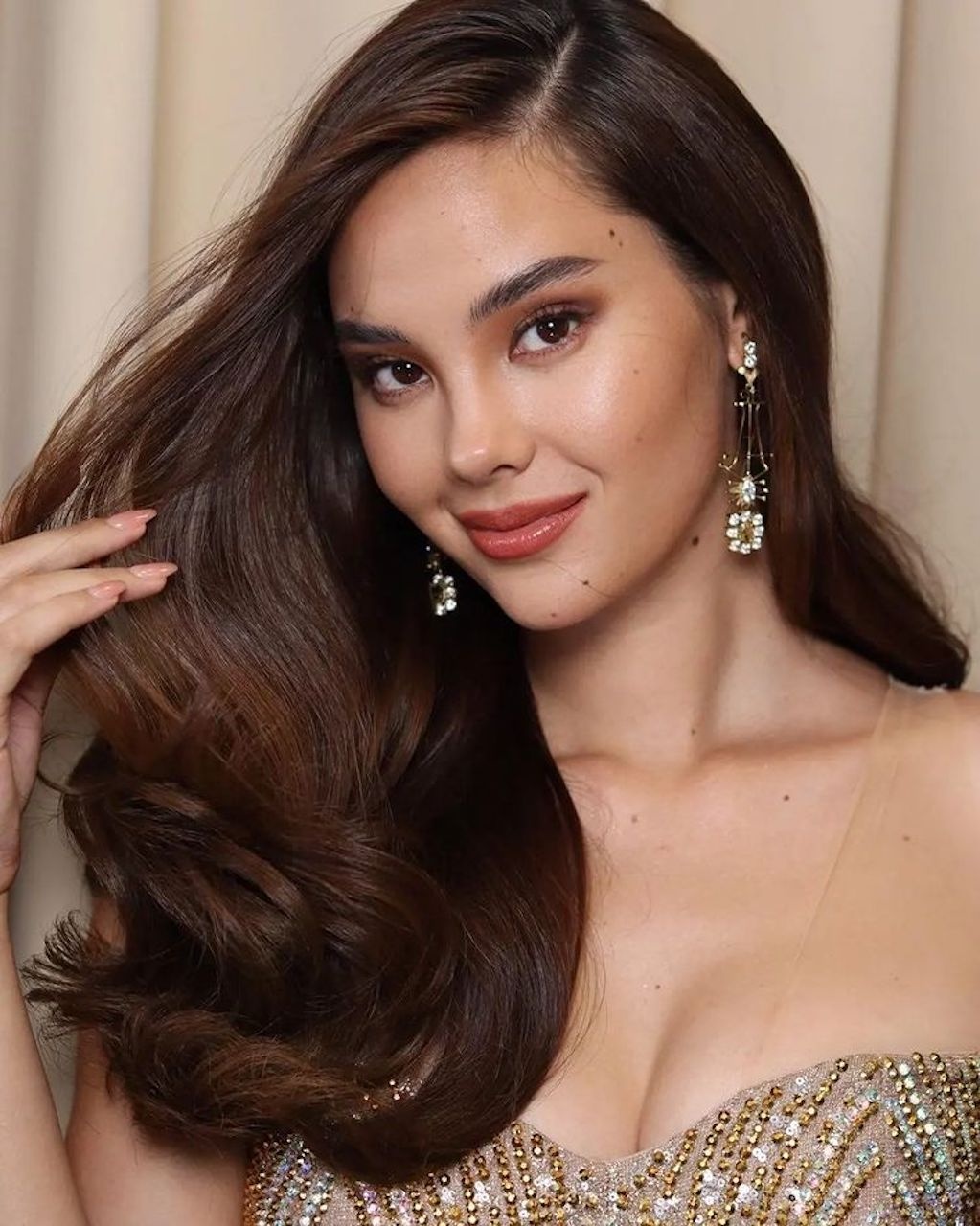 Catriona Gray - Miss Universe bị Á hậu Miss Grand chê bai, chật vật vì bị cong vẹo cột sống - Hình 5