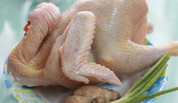 Đấu bếp mách: Luộc gà dùng nước lã hay nước sôi đều sai, bỏ thêm thứ này vào nồi là thịt thơm, ngọt đậm - Hình 2