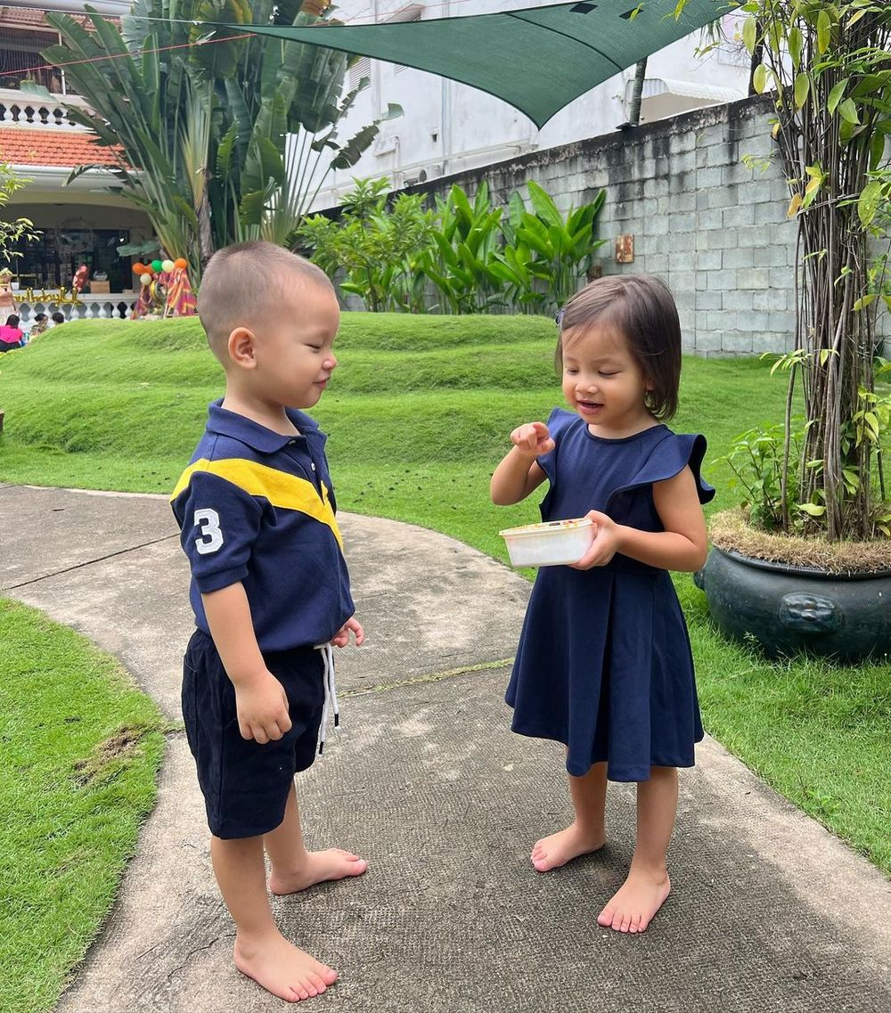 Hai nhóc tì sinh đôi nhà Hà Hồ hộ tống mẹ đi diễn, diện đồ đôi khiến dân tình lụi tim - Hình 8