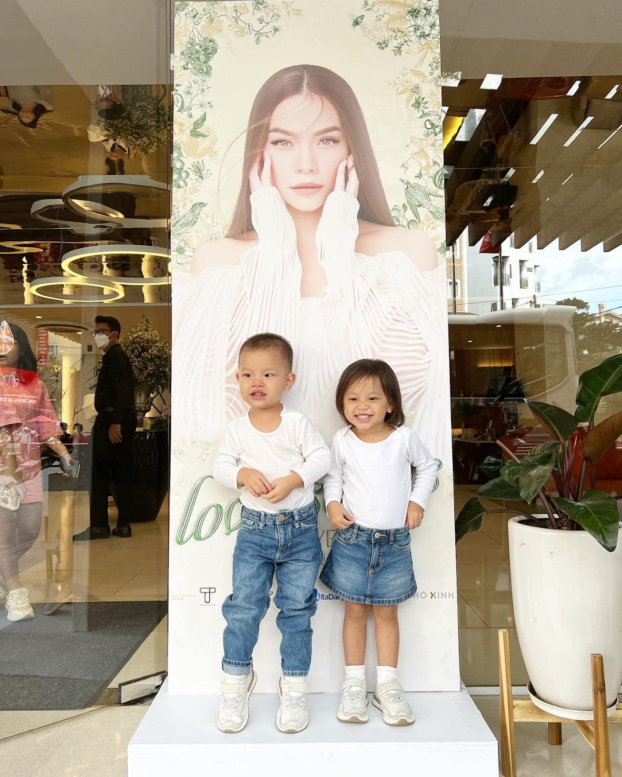 Hai nhóc tì sinh đôi nhà Hà Hồ hộ tống mẹ đi diễn, diện đồ đôi khiến dân tình lụi tim - Hình 6