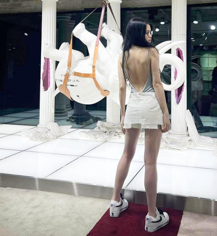 Linh Ka tự tin với body vàng ở tuổ.i 20, ai ngắm cũng mê - Hình 2