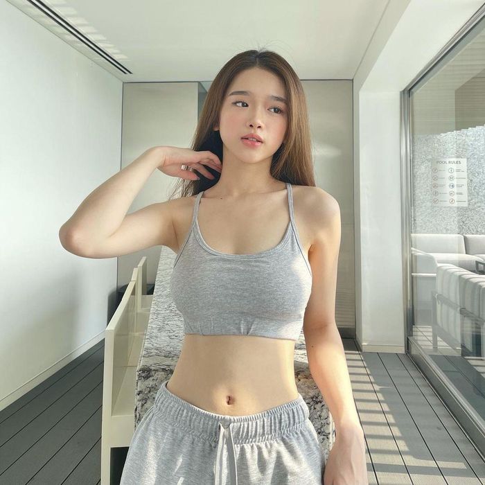 Linh Ka tự tin với body vàng ở tuổ.i 20, ai ngắm cũng mê - Hình 12