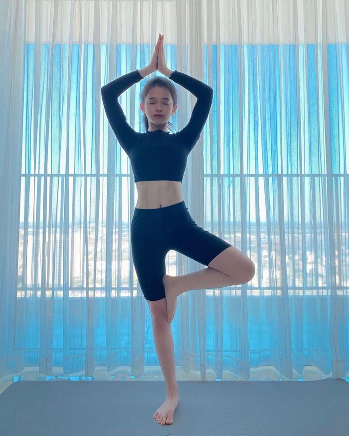 Linh Ka tự tin với body vàng ở tuổ.i 20, ai ngắm cũng mê - Hình 5