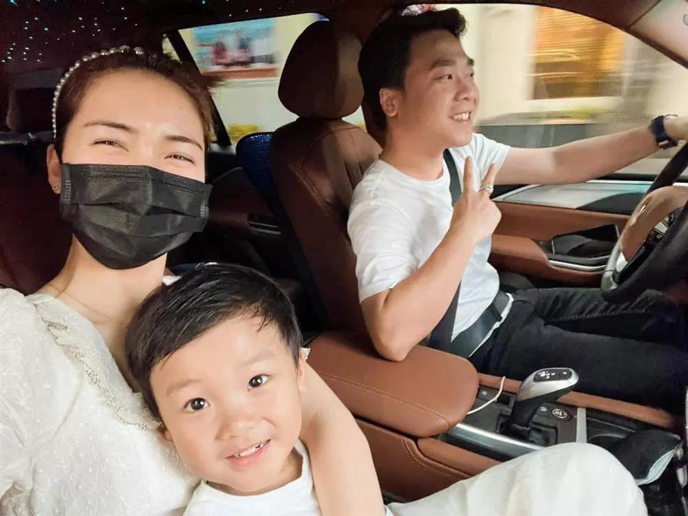 Nỗi lòng Hòa Minzy khi con trai biết giận, không còn muốn theo - Hình 8