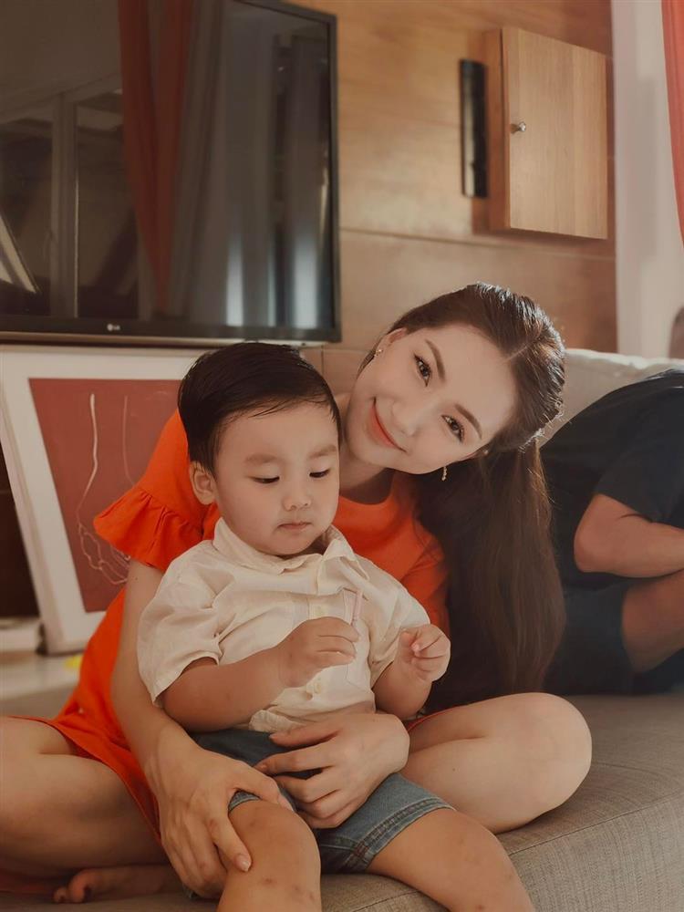 Nỗi lòng Hòa Minzy khi con trai biết giận, không còn muốn theo - Hình 1