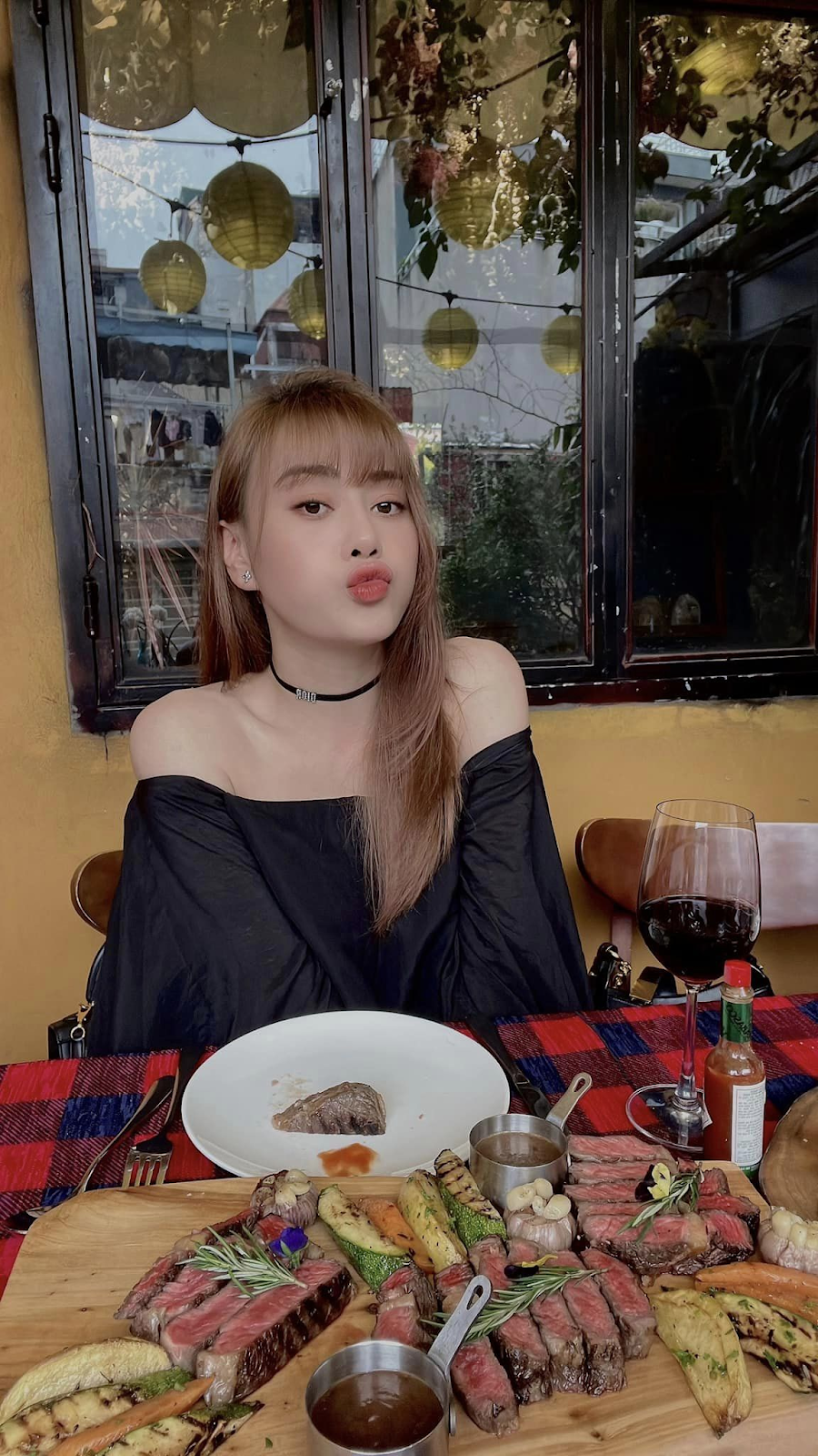 Phương Oanh diện đồ rộng, tạo dáng che khéo vòng 2, netizen nghi có tin vui với Shark Bình - Hình 3