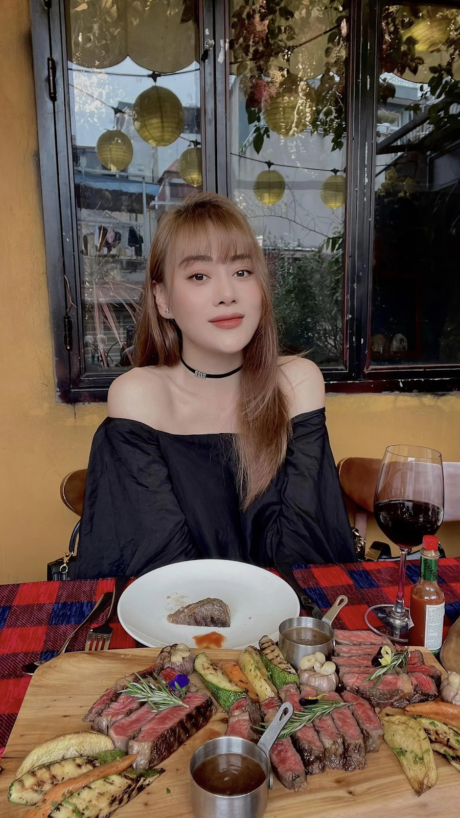 Phương Oanh diện đồ rộng, tạo dáng che khéo vòng 2, netizen nghi có tin vui với Shark Bình - Hình 4
