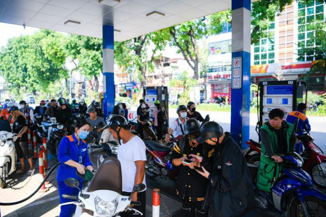 Thủ tướng yêu cầu Bộ trưởng Công Thương giải quyết dứt điểm tình trạng thiếu xăng dầu cục bộ - Hình 1