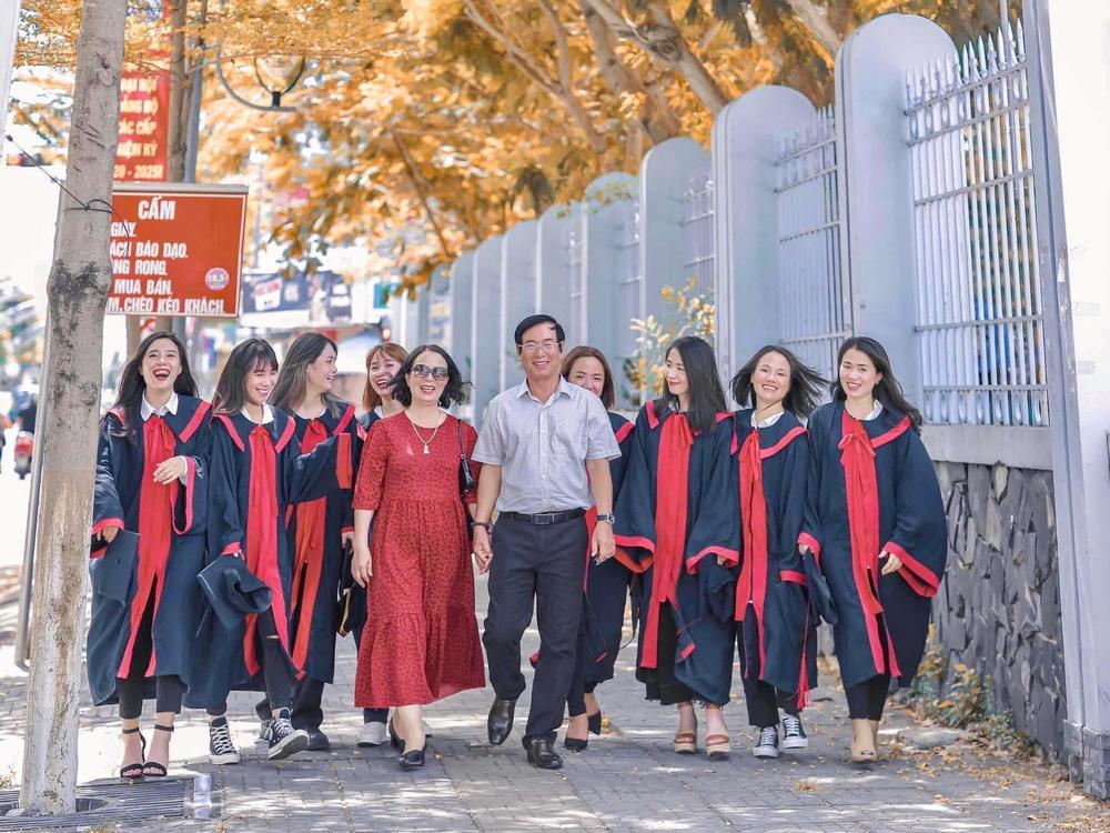 Vợ chồng Quảng Trị có 8 nàng công chúa: 2 thạc sĩ, 6 cử nhân - Hình 1