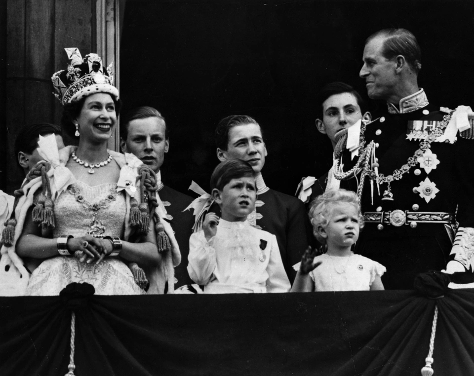 Vua Charles III: Tuổi thơ bị bắt nạt đến ồn ào ngoại tình khiến công nương Diana đau khổ qua đời? - Hình 2