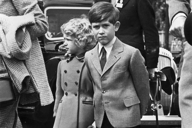 Vua Charles III: Tuổi thơ bị bắt nạt đến ồn ào ngoại tình khiến công nương Diana đau khổ qua đời? - Hình 3