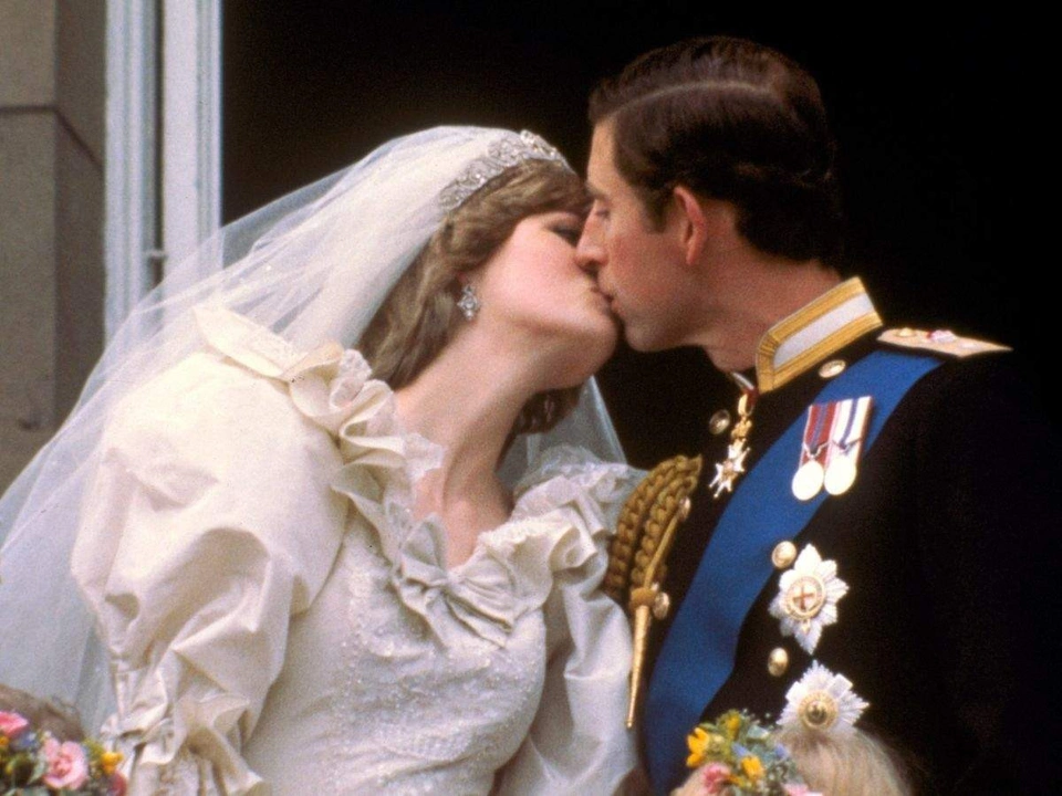 Vua Charles III: Tuổi thơ bị bắt nạt đến ồn ào ngoại tình khiến công nương Diana đau khổ qua đời? - Hình 5