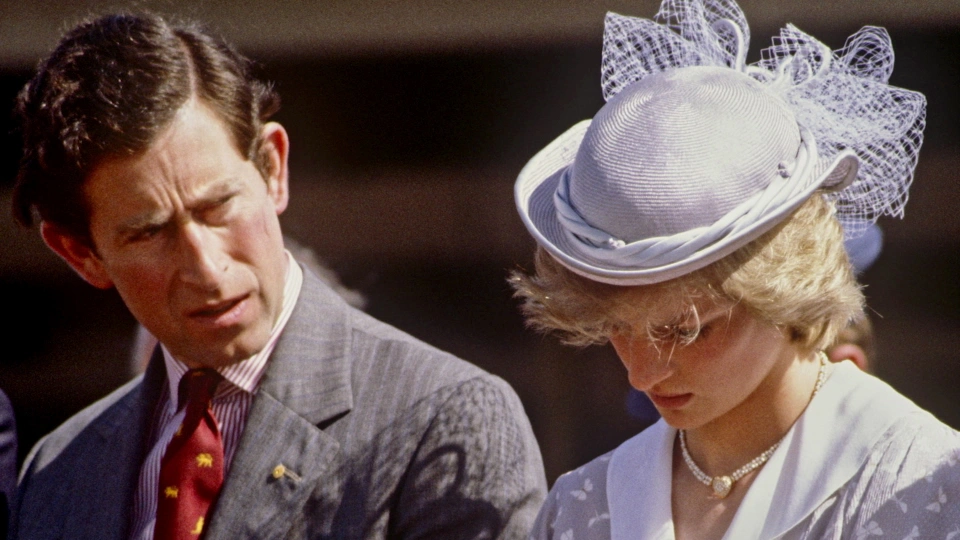 Vua Charles III: Tuổi thơ bị bắt nạt đến ồn ào ngoại tình khiến công nương Diana đau khổ qua đời? - Hình 10