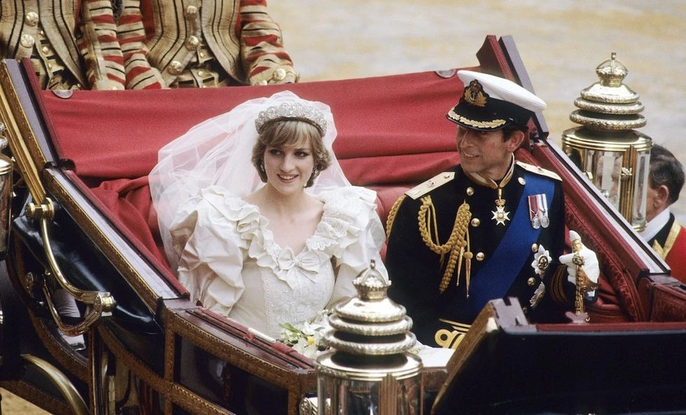Vua Charles III: Tuổi thơ bị bắt nạt đến ồn ào ngoại tình khiến công nương Diana đau khổ qua đời? - Hình 9