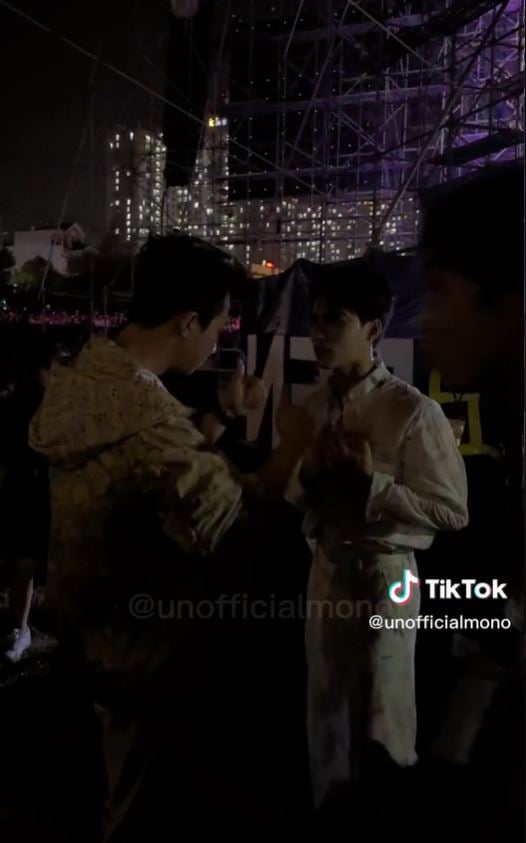 Xôn xao khoảnh khắc Trấn Thành ôm chặt MONO trong hậu trường show diễn, dặn dò thân tình đàn em - Hình 3