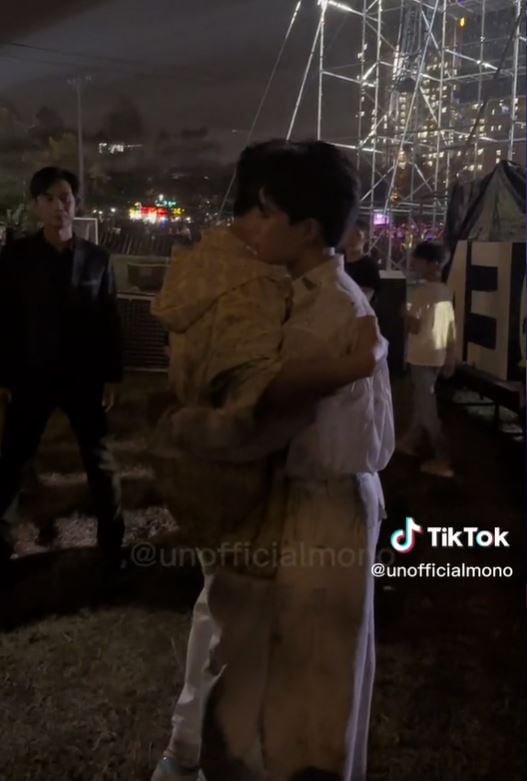 Xôn xao khoảnh khắc Trấn Thành ôm chặt MONO trong hậu trường show diễn, dặn dò thân tình đàn em - Hình 1