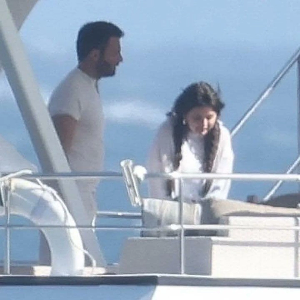 Chris Evans cà khịa ngay khi tình tin đồn Selena gặp biến và mối tình chóng vánh gây choáng? - Hình 7