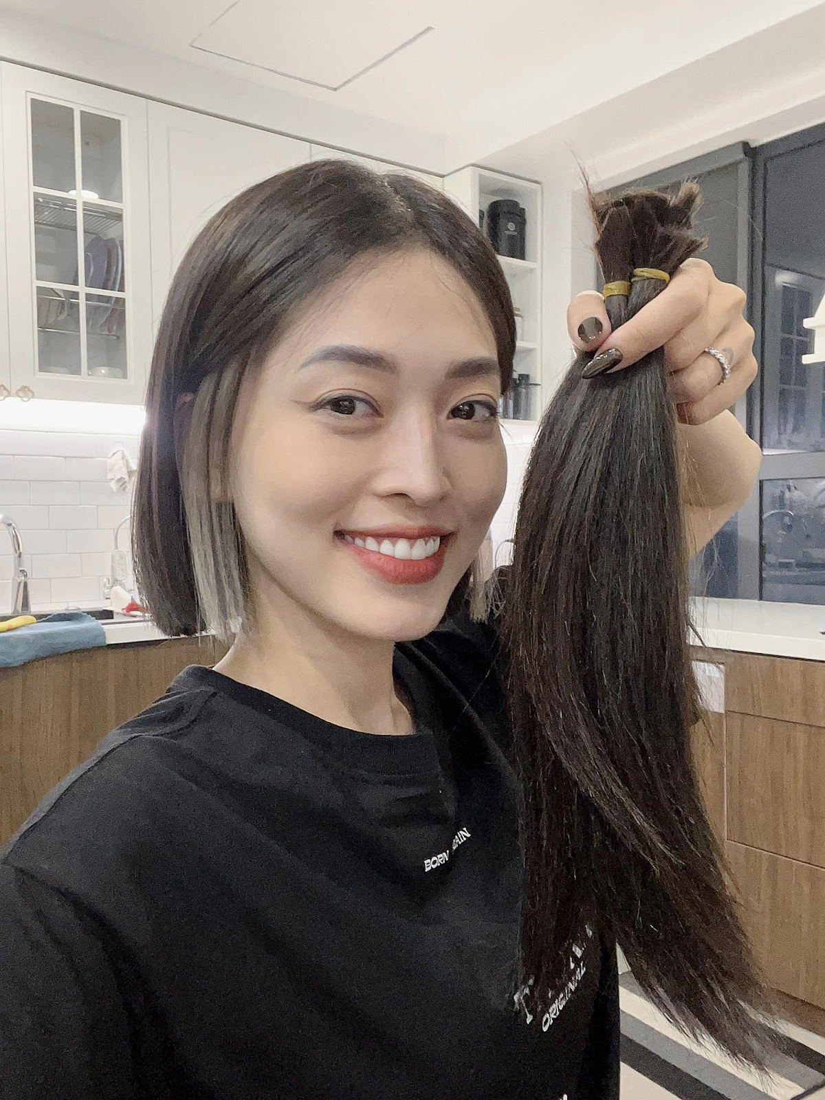Phương Nga bất ngờ xuống tóc sau gần 1 tháng kết hôn, được khen ngợi vì tấm lòng nhân hậu - Hình 1