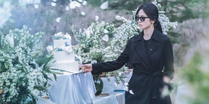 Song Hye Kyo lộ ảnh tình tứ, ôm trai lạ giữa tin đồn gương vỡ lại lành với chồng cũ Song Joong Ki - Hình 6