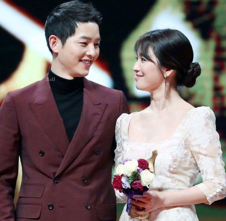 Song Hye Kyo lộ ảnh tình tứ, ôm trai lạ giữa tin đồn gương vỡ lại lành với chồng cũ Song Joong Ki - Hình 2