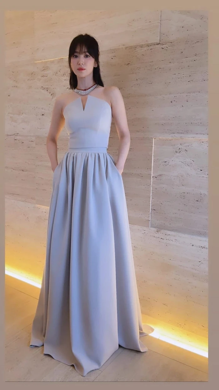 Song Hye Kyo lộ ảnh tình tứ, ôm trai lạ giữa tin đồn gương vỡ lại lành với chồng cũ Song Joong Ki - Hình 9