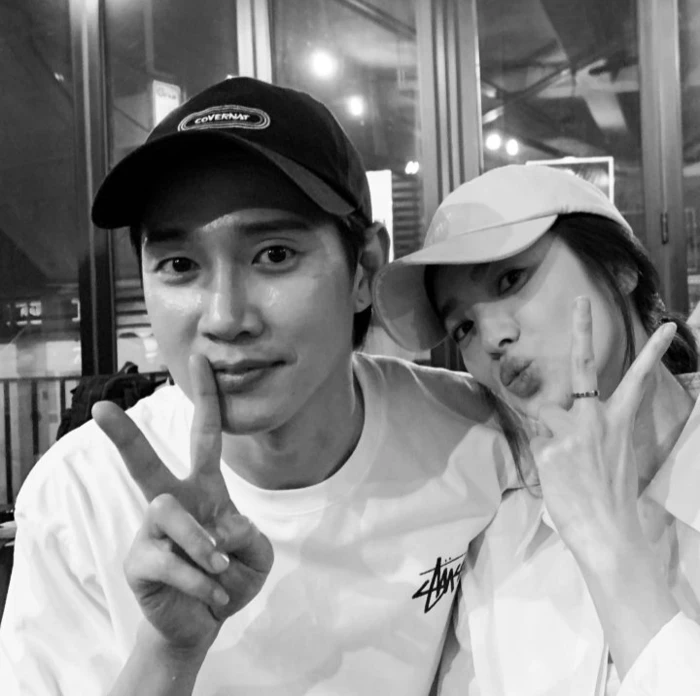 Song Hye Kyo lộ ảnh tình tứ, ôm trai lạ giữa tin đồn gương vỡ lại lành với chồng cũ Song Joong Ki - Hình 3