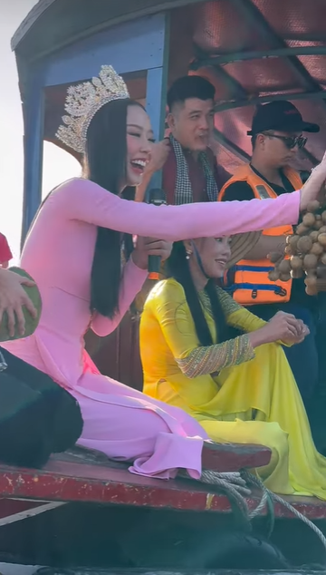 Hoa hậu Bảo Ngọc homecoming: Đội vương miện 8 tỷ, làm náo loạn chợ nổi Cái Răng Cần Thơ - Hình 6
