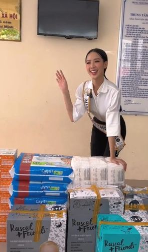Hoa hậu Bảo Ngọc homecoming: Đội vương miện 8 tỷ, làm náo loạn chợ nổi Cái Răng Cần Thơ - Hình 11