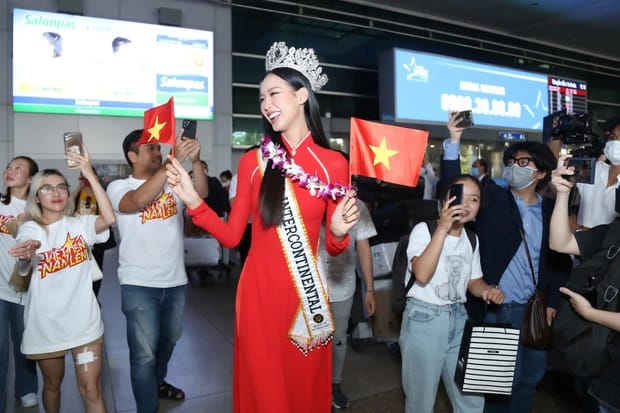 Hoa hậu Bảo Ngọc homecoming: Đội vương miện 8 tỷ, làm náo loạn chợ nổi Cái Răng Cần Thơ - Hình 14