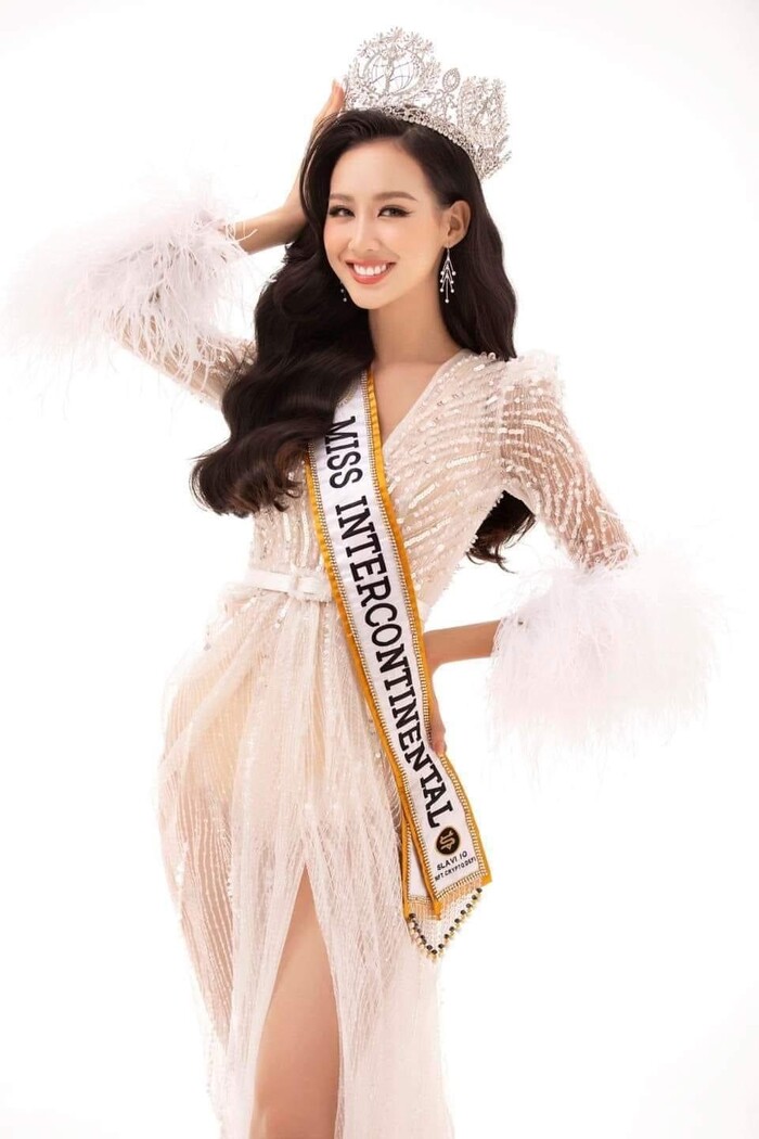 Hoa hậu Bảo Ngọc homecoming: Đội vương miện 8 tỷ, làm náo loạn chợ nổi Cái Răng Cần Thơ - Hình 15