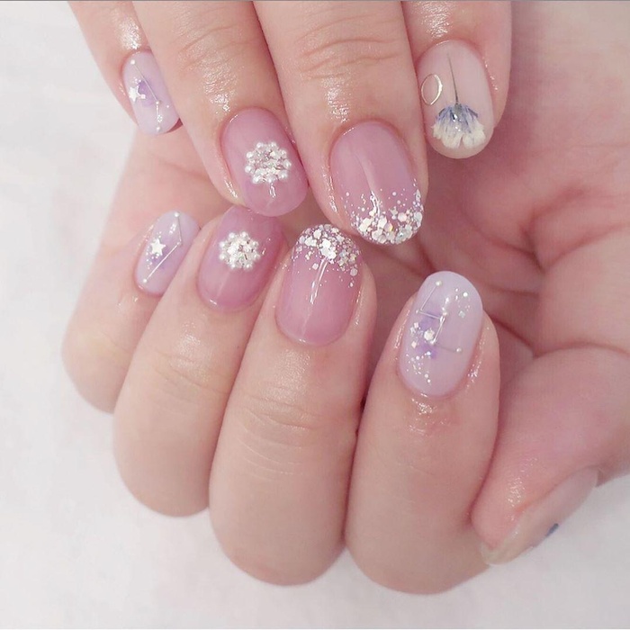 Với việc sử dụng các loại sơn thạch đính đá phổ biến, các chuyên gia nail sẽ tạo ra những mẫu nail độc đáo và tinh tế. Hãy tham khảo các mẫu nail đón đầu xu thế với sơn thạch đính đá mới nhất để trở thành người đầu tiên sở hữu vẻ đẹp này.