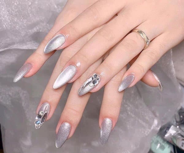 Mẫu nail sơn thạch đính đá thịnh hành năm 2024 đem lại một vẻ đẹp ấn tượng với sự kết hợp tuyệt vời giữa sự nổi bật và sự quyến rũ. Những thiết kế này là sự lựa chọn hoàn hảo cho những người yêu thích sự sang trọng, kiêu sa và quyến rũ trên đầu ngón tay. Hãy cùng chiêm ngưỡng các thiết kế độc đáo này và tham gia cuộc chơi móng tay.