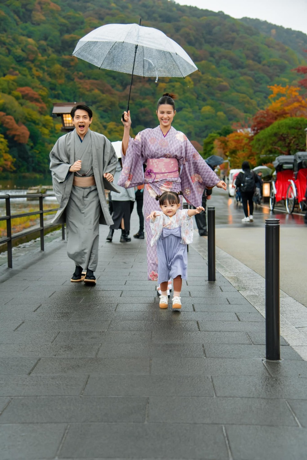 Con gái Đông Nhi đáng yêu khi mặc Kimono, được fan săn đón tại Nhật - Hình 2