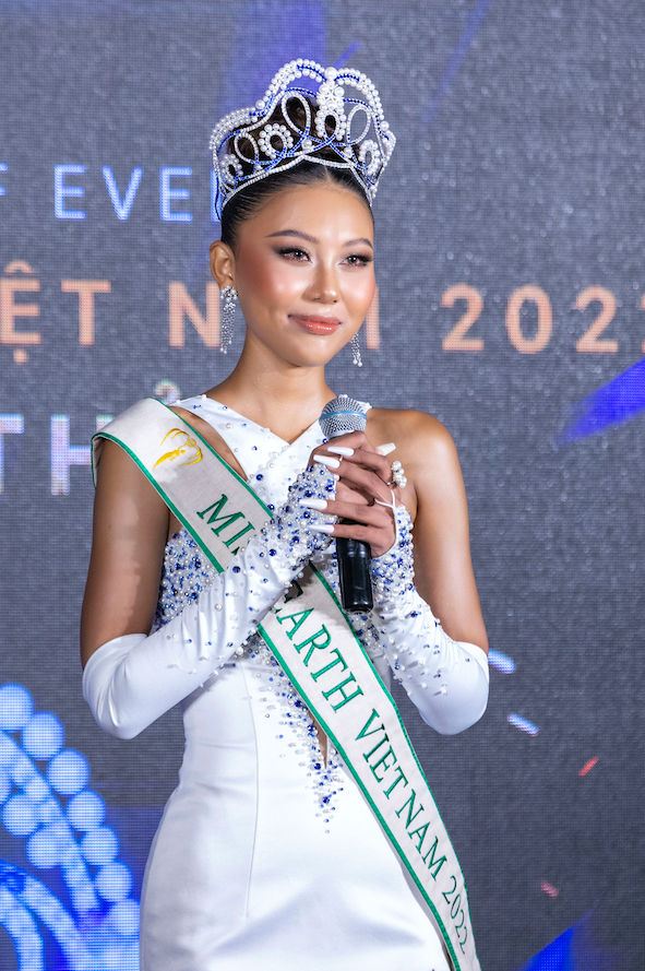 Thạch Thu Thảo tựa nữ hoàng giữa dàn thí sinh Miss Earth body ngấn mỡ như giò chả - Hình 10
