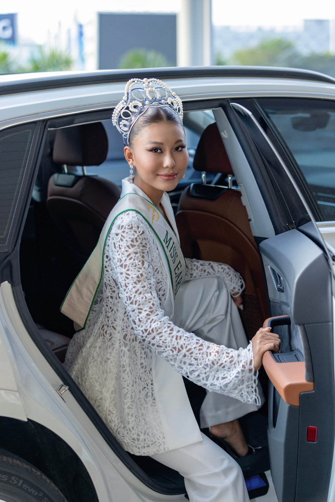 Thạch Thu Thảo tựa nữ hoàng giữa dàn thí sinh Miss Earth body ngấn mỡ như giò chả - Hình 7