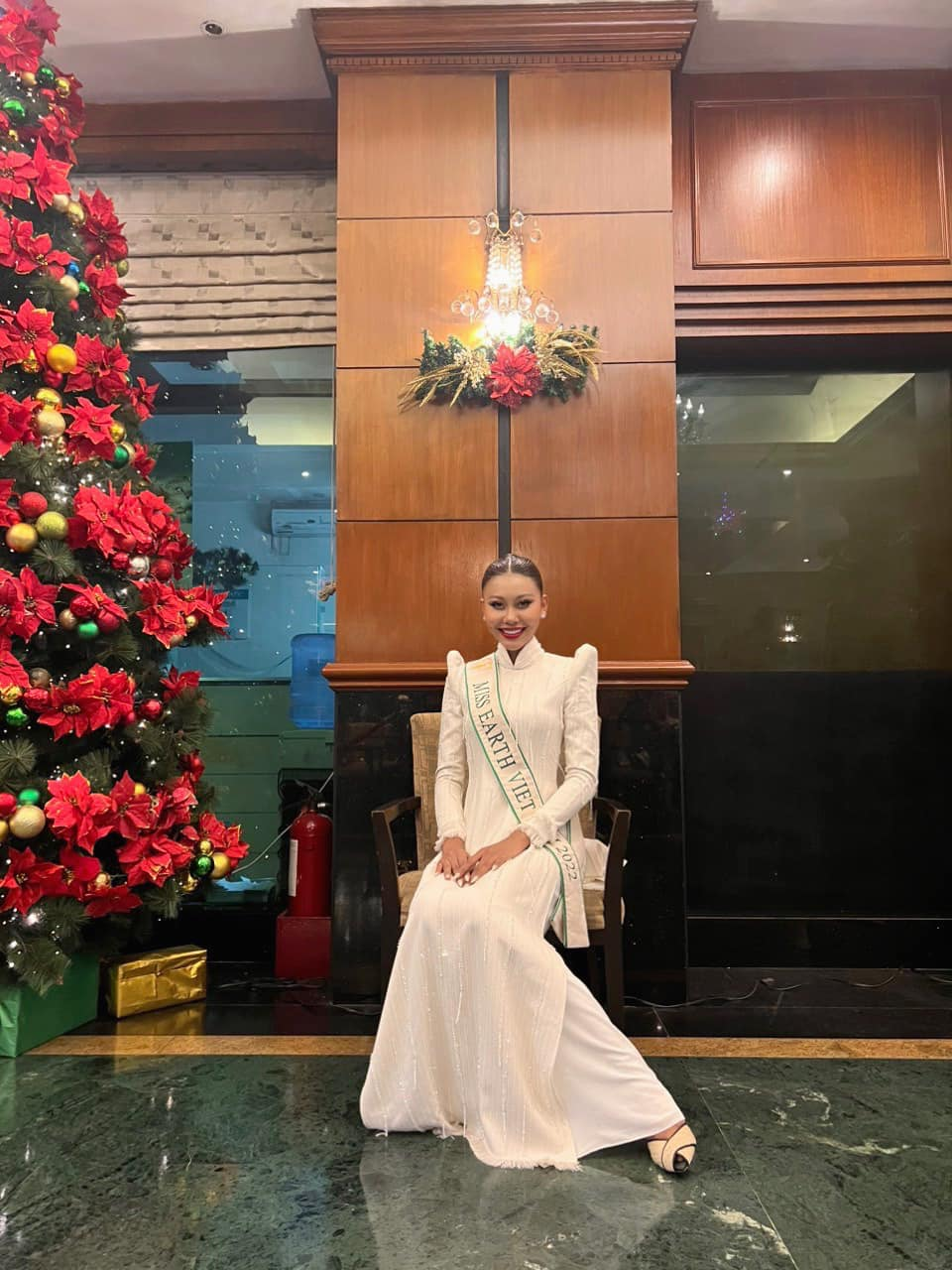 Thạch Thu Thảo tựa nữ hoàng giữa dàn thí sinh Miss Earth body ngấn mỡ như giò chả - Hình 9