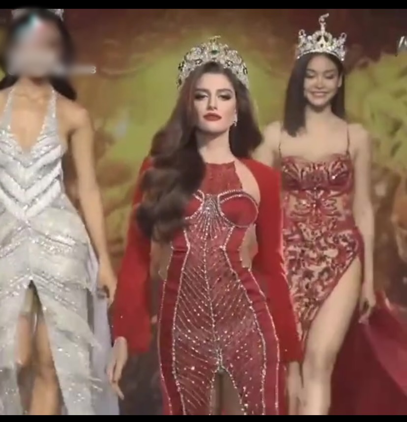 Miss Brazil khiến fan xót xa vì phải mặc đồ xuyên thấu, Á hậu 1 vấp té, có 1 chiêu dùng hoài? - Hình 2
