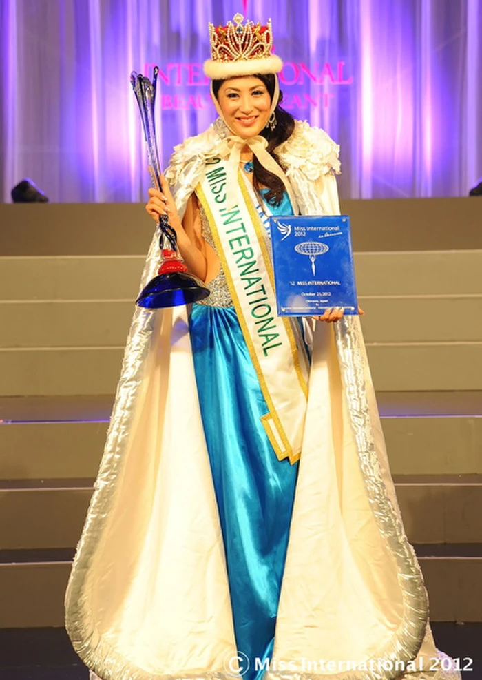 Mr. Nawat bị chủ tịch Miss Charm vỗ mặt, VN đổi đại diện, Á hậu Thủy Tiên sẽ thay thế Quỳnh Nga? - Hình 5
