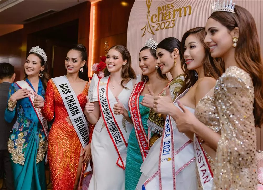 Hoa hậu Miss Charm nhận giải thưởng gần 2,5 tỉ đồng, đá Miss Universe và Miss World ra chuồng gà - Hình 4