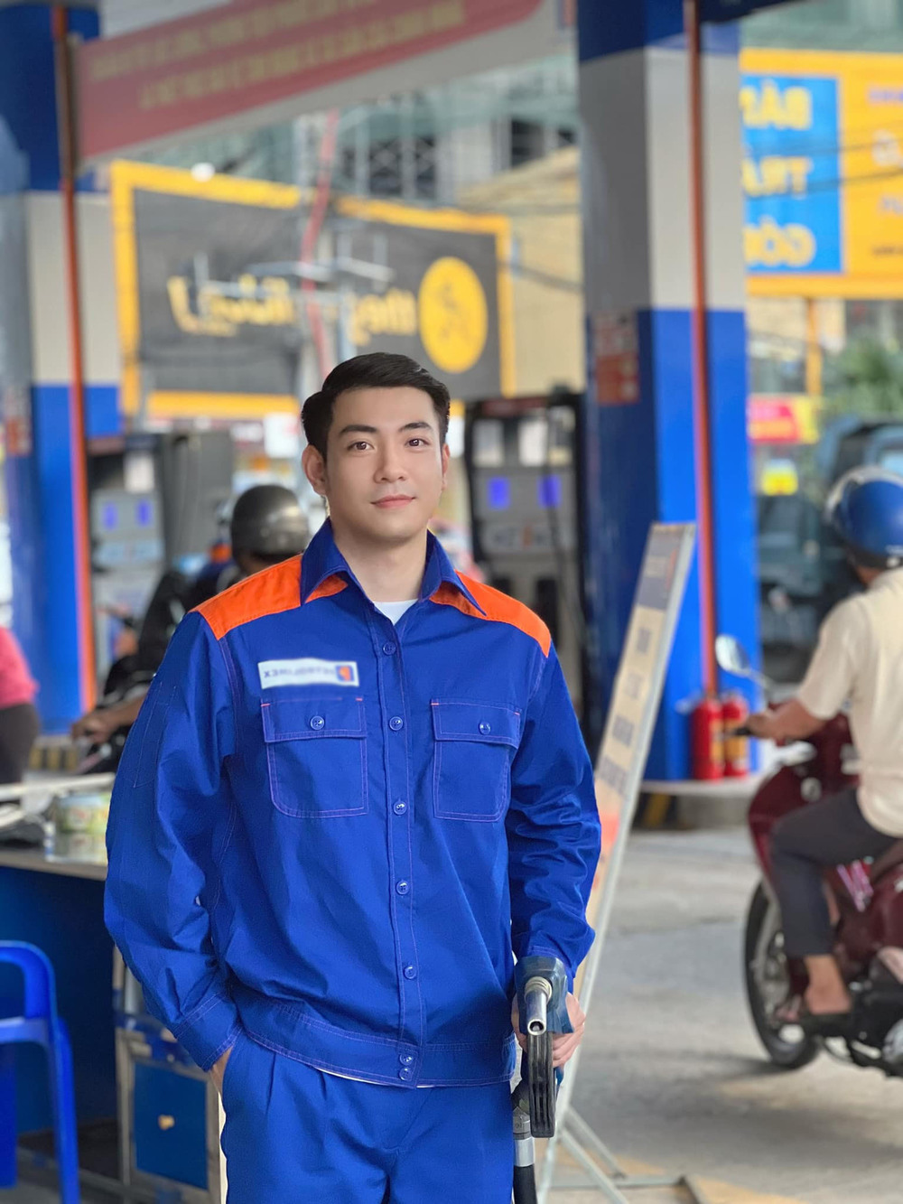 Mỹ nam làm nhân viên cây xăng gây sốt MXH, khiến chị em bất ngờ về danh tính, công việc thật - Hình 1