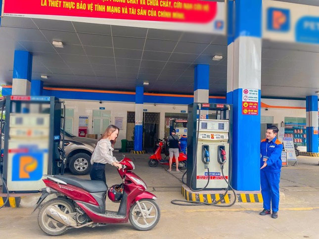 Mỹ nam làm nhân viên cây xăng gây sốt MXH, khiến chị em bất ngờ về danh tính, công việc thật - Hình 2