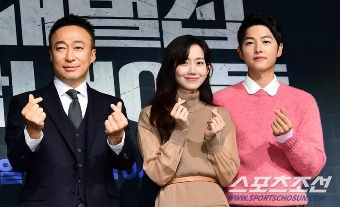Song Hye Kyo và 'người đàn ông đặc biệt' 22 năm, Song Joong Ki dẫn tình mới ra mắt gia đình - Hình 4