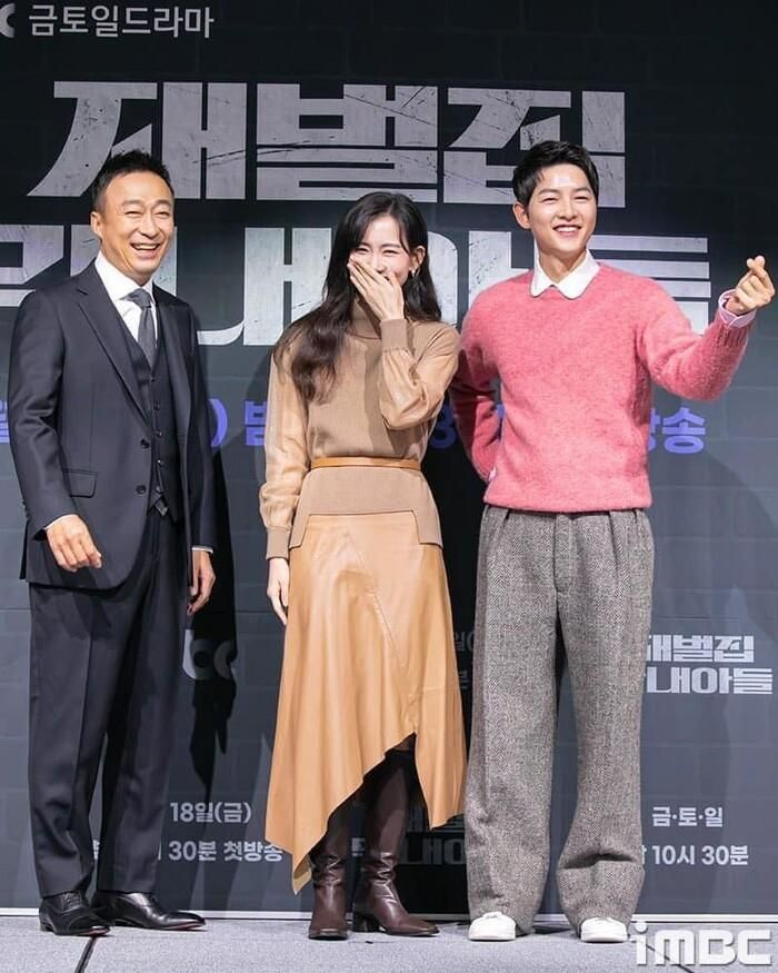 Song Hye Kyo và 'người đàn ông đặc biệt' 22 năm, Song Joong Ki dẫn tình mới ra mắt gia đình - Hình 9