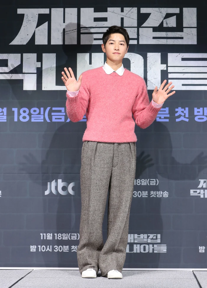 Song Joong Ki mất điểm trầm trọng vì phạm phải 1 điều tối kỵ, còn hành động gây sốc với kẻ thù! - Hình 3