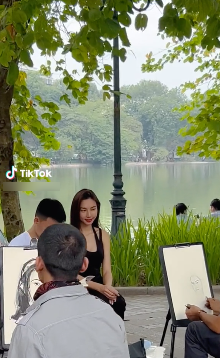 Lộ ảnh Quang Linh Vlog - Thùy Tiên đi du lịch Hà Nội, còn vẽ tranh giữa phố, thực hư thế nào? - Hình 1