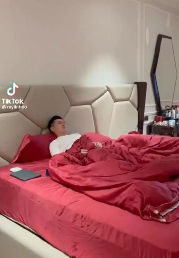 Ông xã Đỗ Mỹ Linh từ chủ tịch hóa TikToker hợp tác quay clip, lộ không gian tân hôn trong biệt thự - Hình 2